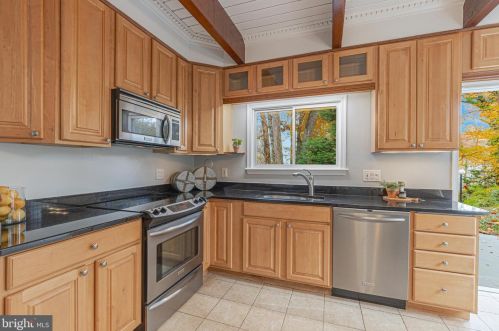 5837 Biscayne Dr, Alexandria VA  22303-1925 exterior