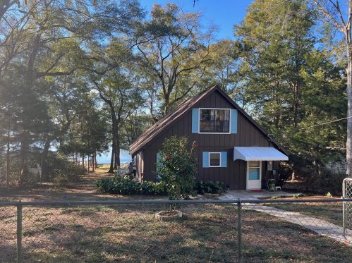 453 Squirrel Rd, Defuniak Springs FL 32433-7682 exterior