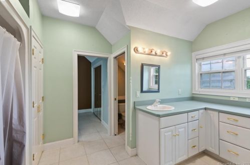 971 Farms Rd, Wallingford CT 06492-1807 exterior