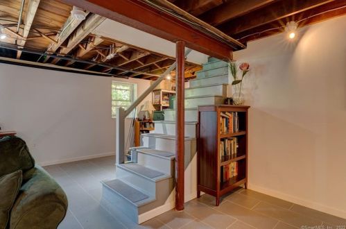 148 Main St, Hartford CT 06111-2434 exterior