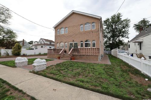 15 Gregory St, Valley Stream, NY 11580-3516