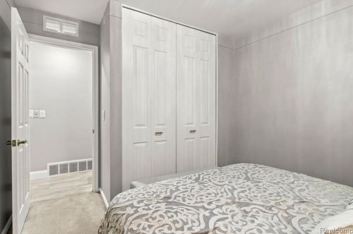 6126 Cambourne Rd, Dearborn Heights MI 48127-3916 exterior