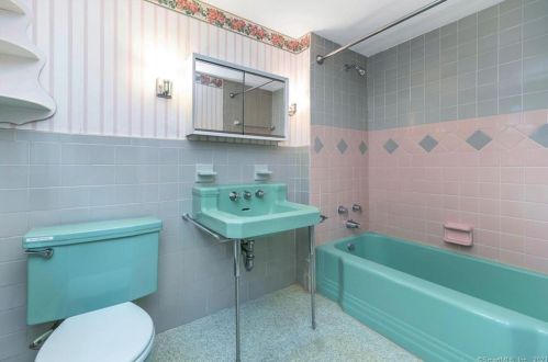 19 Cedar St, Enfield CT 06082-4622 exterior