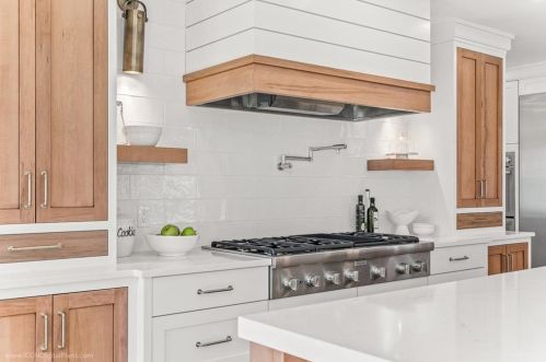 166 Ruggles Ave, Middletown RI 02840-4351 exterior