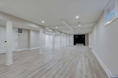 69 Grandview Ave, Upper Saddle River NJ 07458-2127 exterior