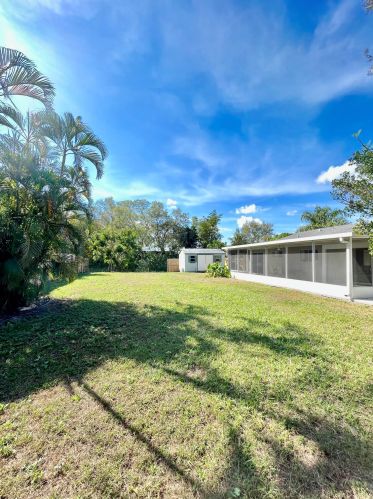 592 Whitmore Dr, Fort Pierce FL  34984-4570 exterior