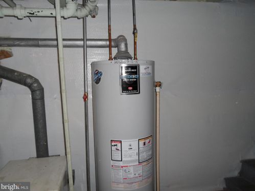 6147 Erdrick St, Philadelphia PA 19135-3516 exterior