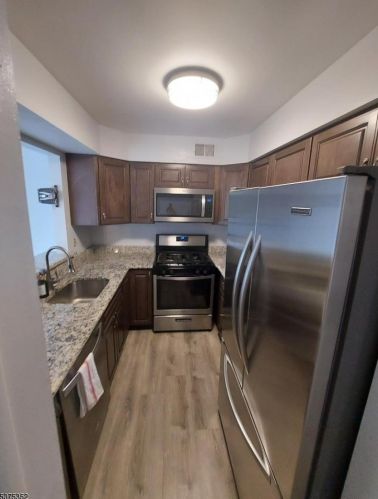 18 Malanga Ct, Scotch Plains NJ  07076-1642 exterior