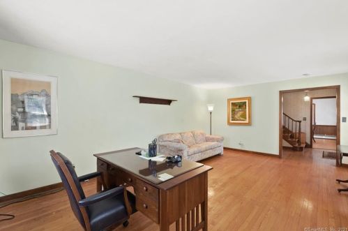 124 Center St, Windsor Locks CT 06096-2708 exterior