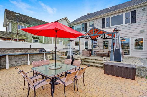 95 Midway St, Babylon NY  11702-4311 exterior