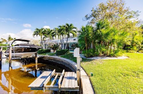 1590 Sandpiper St, Naples FL 34102-1504 exterior