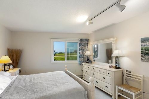 4 Capella, Middletown RI 02840-1587 exterior