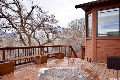 8147 Maio Dr, Sandy UT 84093-6773 exterior