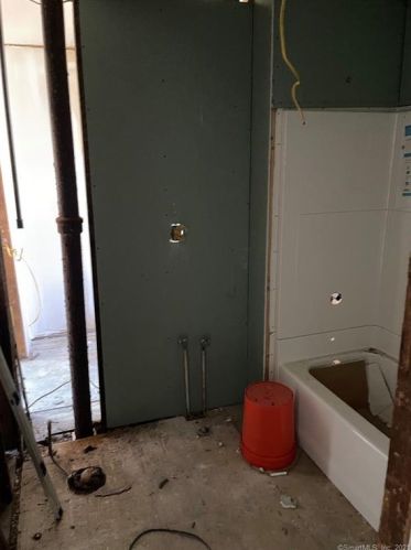 2 Bernardino Ave, Enfield CT 06082-1842 exterior