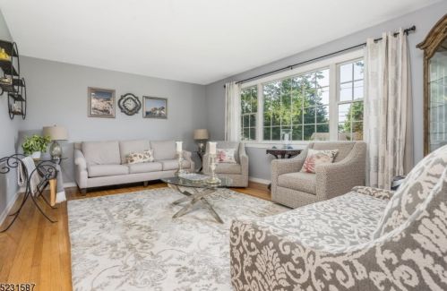 3 Hillside Dr, Clinton NJ 08809-1244 exterior