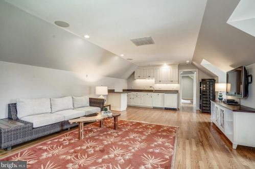 8503 Country Club Dr, Bethesda MD 20817-4579 exterior