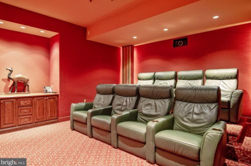 896 Alvermar Rdg Dr, Mc Lean VA 22102-1439 exterior