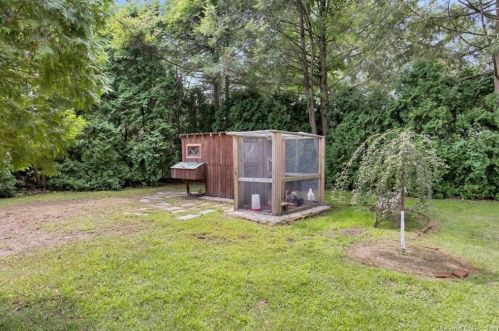 9 Beverly St, Enfield CT 06082-4512 exterior