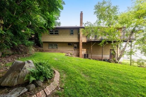 75 Burnett Ter, Town Center, NJ 07052-3726