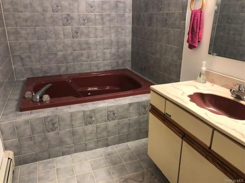 10 Farm Mdw Ln, Montgomery NY 12549-2100 exterior