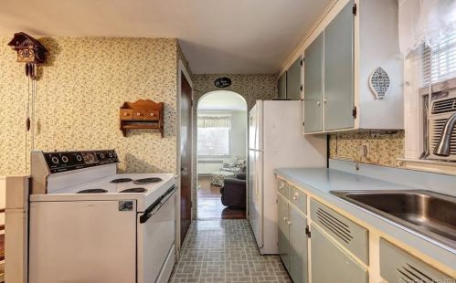 76 Holly St, Milford CT 06460-5107 exterior