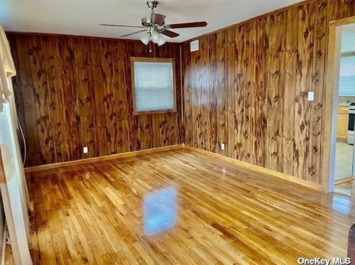 87 Regent St, Valley Stream NY 11580-4029 exterior