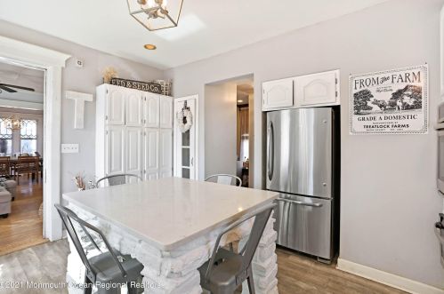 30 Broadway, East Freehold NJ 07728-1813 exterior