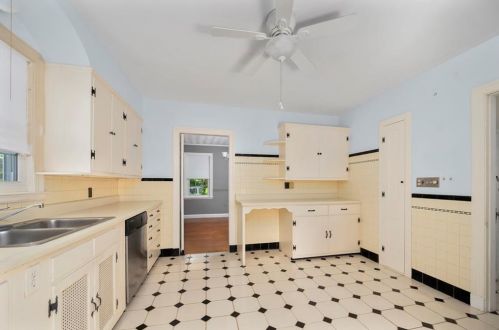 655 Pleasant Vly Pkwy, Providence RI 02908-4214 exterior