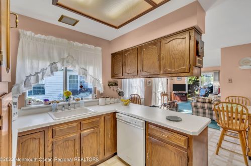 8 Gladstone Ave, Lakehurst NJ 08759-6625 exterior