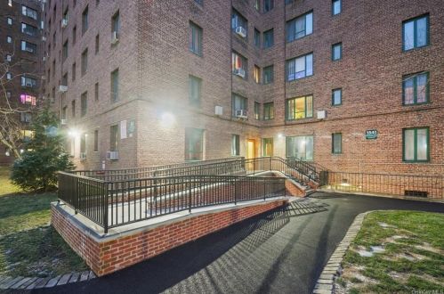 1541 Metropolitan Ave, Bronx NY 10462-6174 exterior