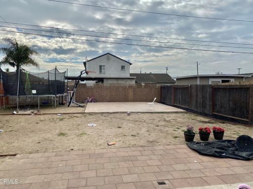 154 Hughes Dr, Oxnard CA  93033-5328 exterior