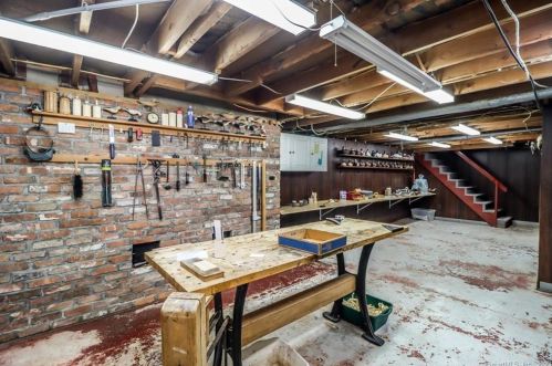 1 Cullens Hl Rd, Derby CT exterior