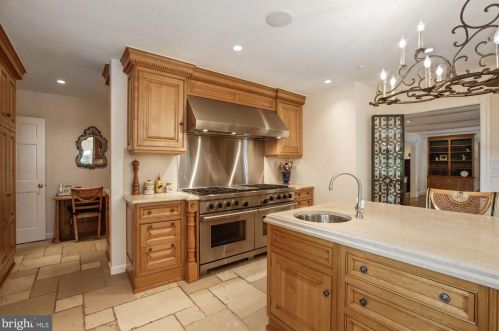 11013 Cripplegate Rd, Rockville MD 20854-1630 exterior