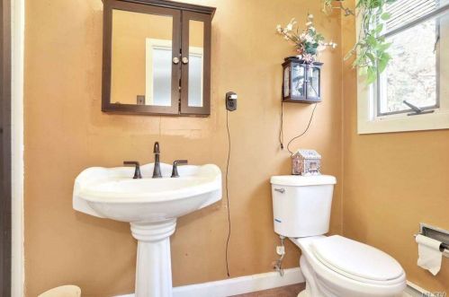 42 Cross Bow Ln, Commack NY 11725-1204 exterior