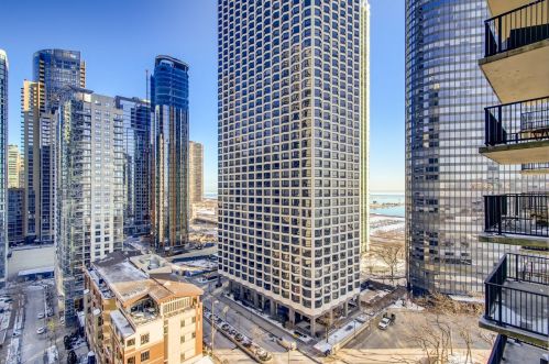 400 Randolph St, Chicago IL  60601-7313 exterior