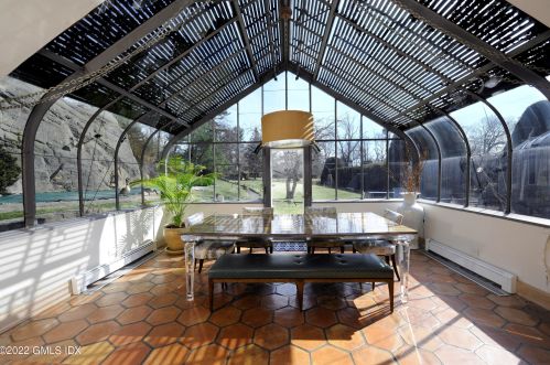 33 Mdw Wood Dr, Greenwich CT 06830-7023 exterior