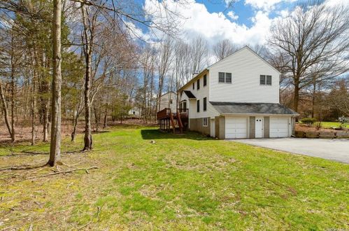 8 Chestnut Rdg Rd, Poughkeepsie NY 12603-6504 exterior