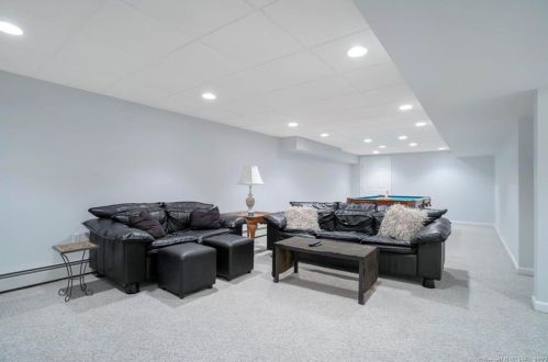 8 Jennifer Dr, North Haven CT 06473-2041 exterior