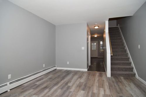 37 Lynch St, Providence, RI 02908-5105