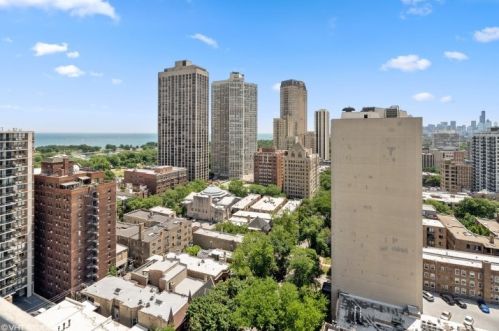 2754 Hampden Ct, Chicago IL  36200-1612 exterior