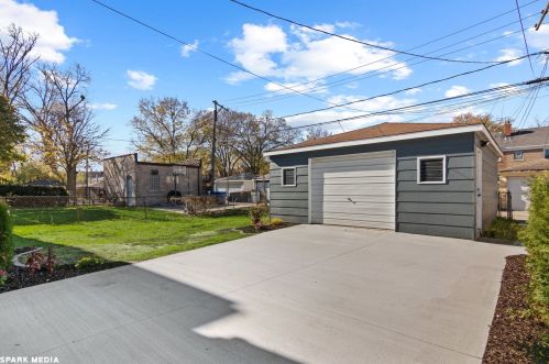 8450 Euclid Ave, Chicago IL 60617-2260 exterior