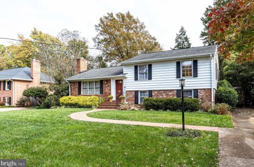 8413 Crown Pl, Alexandria, VA 22308-1825