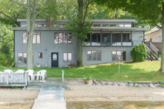 854 Eagle Lake Dr, Kalamazoo, MI 49009-9612