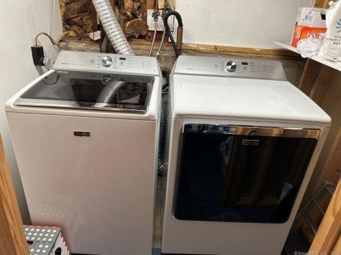 57 Edgewood Dr, Wapping CT  06074-3408 exterior