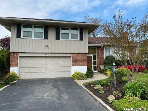 703 Hillcrest Pl, Valley Stream, NY 11581-3127