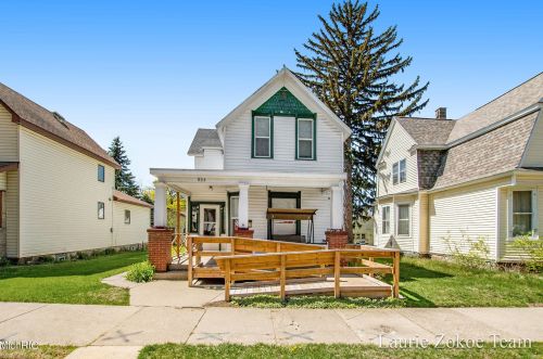 955 Tamarack Ave, Grand Rapids MI 49504-3038 exterior