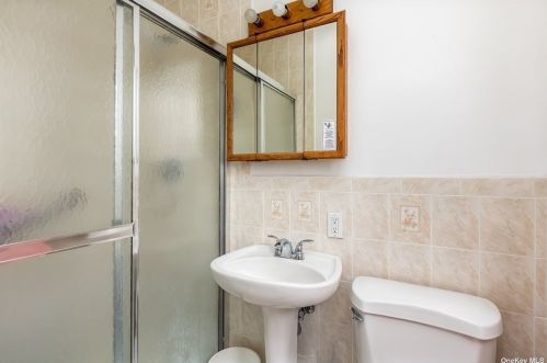 16 Barclay St, Huntington Station NY 11746-2619 exterior