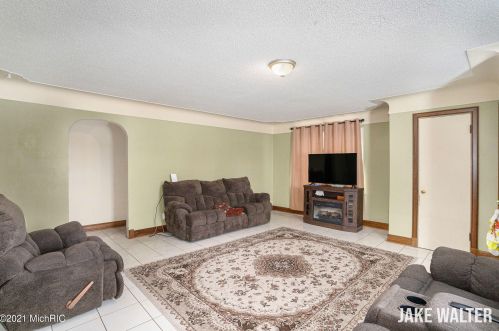 2392 Thornwood St, Wyoming MI exterior