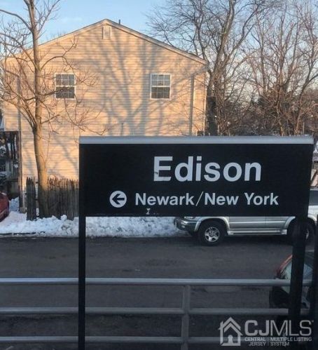 51 College Dr, Edison NJ 08817-5951 exterior