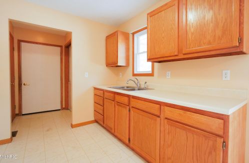 2822 Marquette Ave, Meskegon MI 49442-1370 exterior